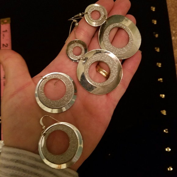 Silver tone necklace with 2 pairs of earing set - Picture 5 of 8